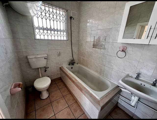 1.5 BEDROOM APARTMENT FOR SALE IN BULWER